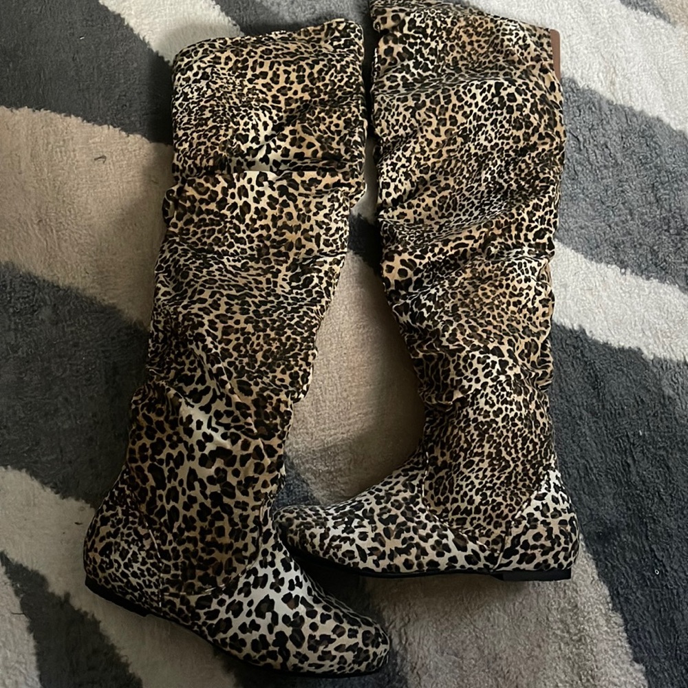 Woman’s knee boots… never worn